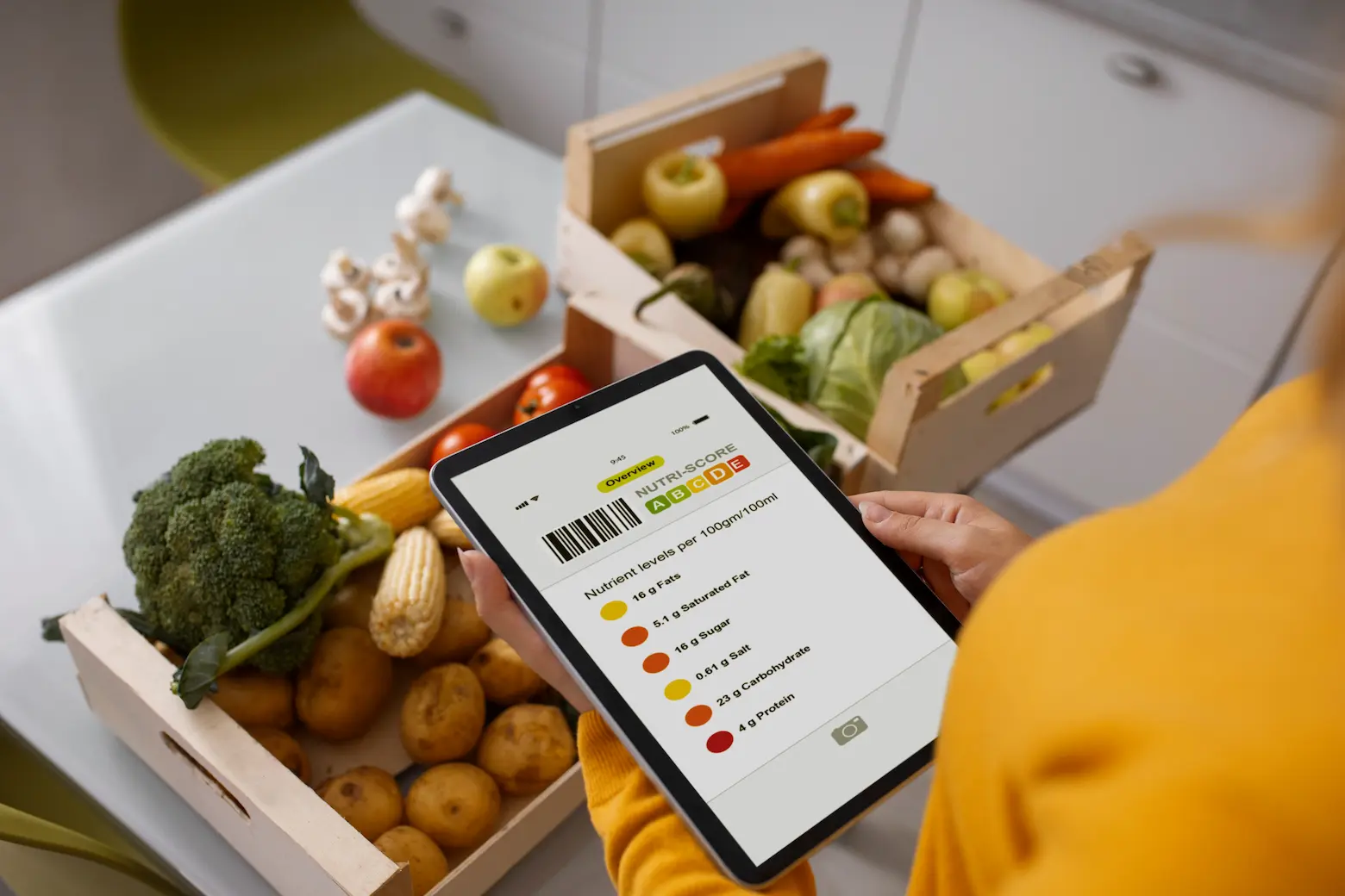 courier-delivering-groceries-home